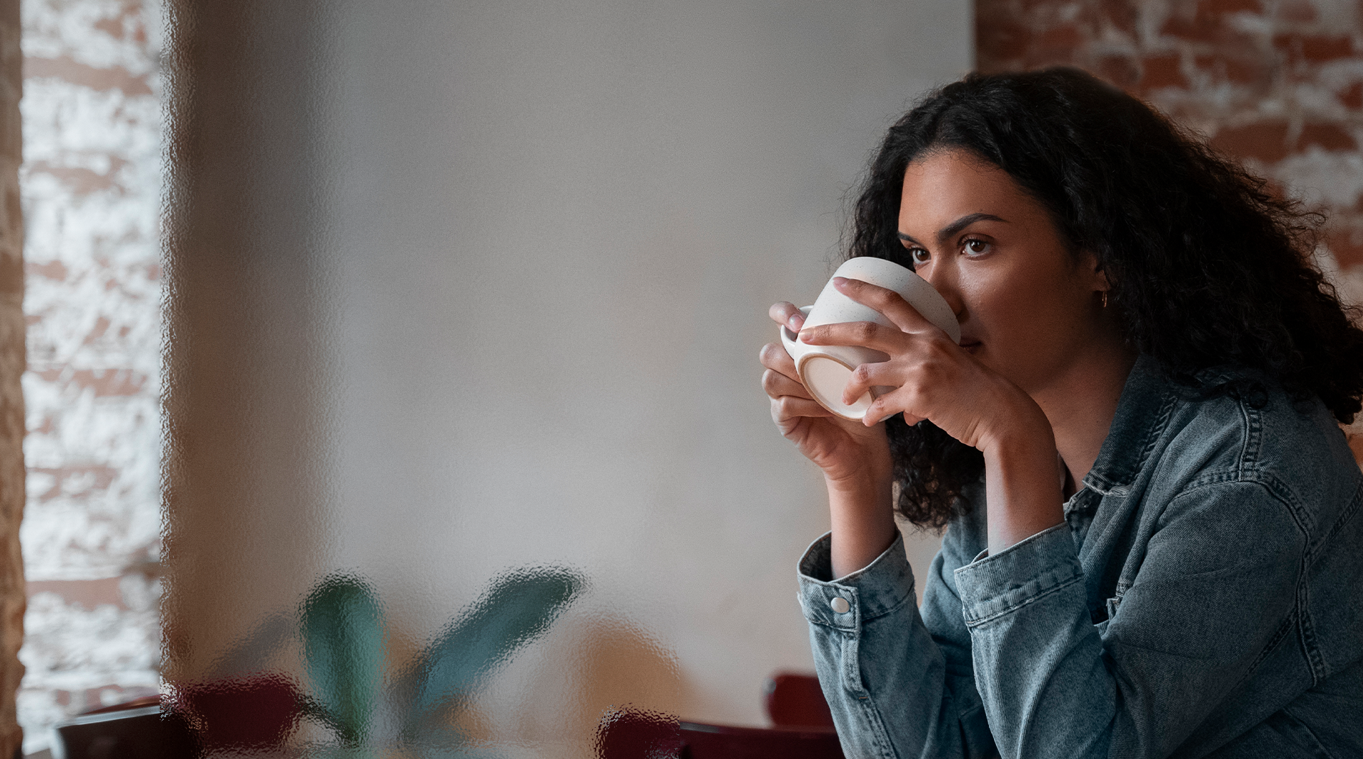 Mulher bebendo café